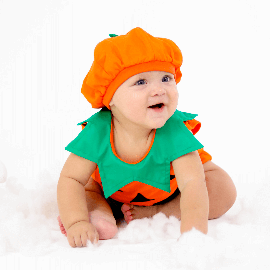 Um menino com uma fantasia de halloween fica em um campo.