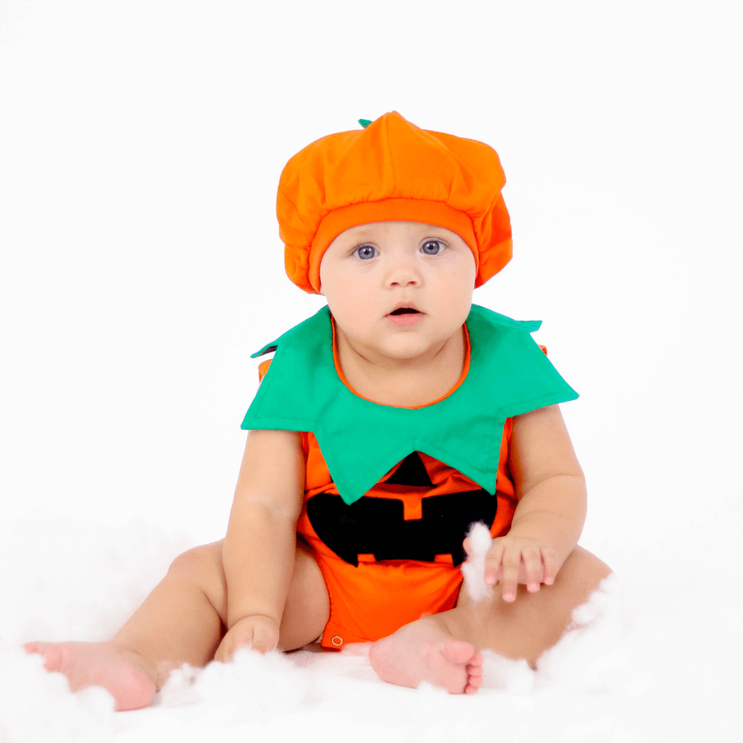 Um menino com uma fantasia de halloween fica em um campo.