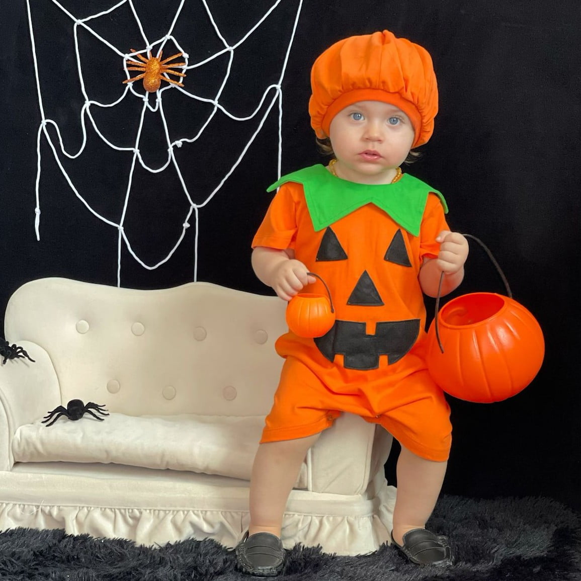 Um menino com uma fantasia de halloween fica em um campo.