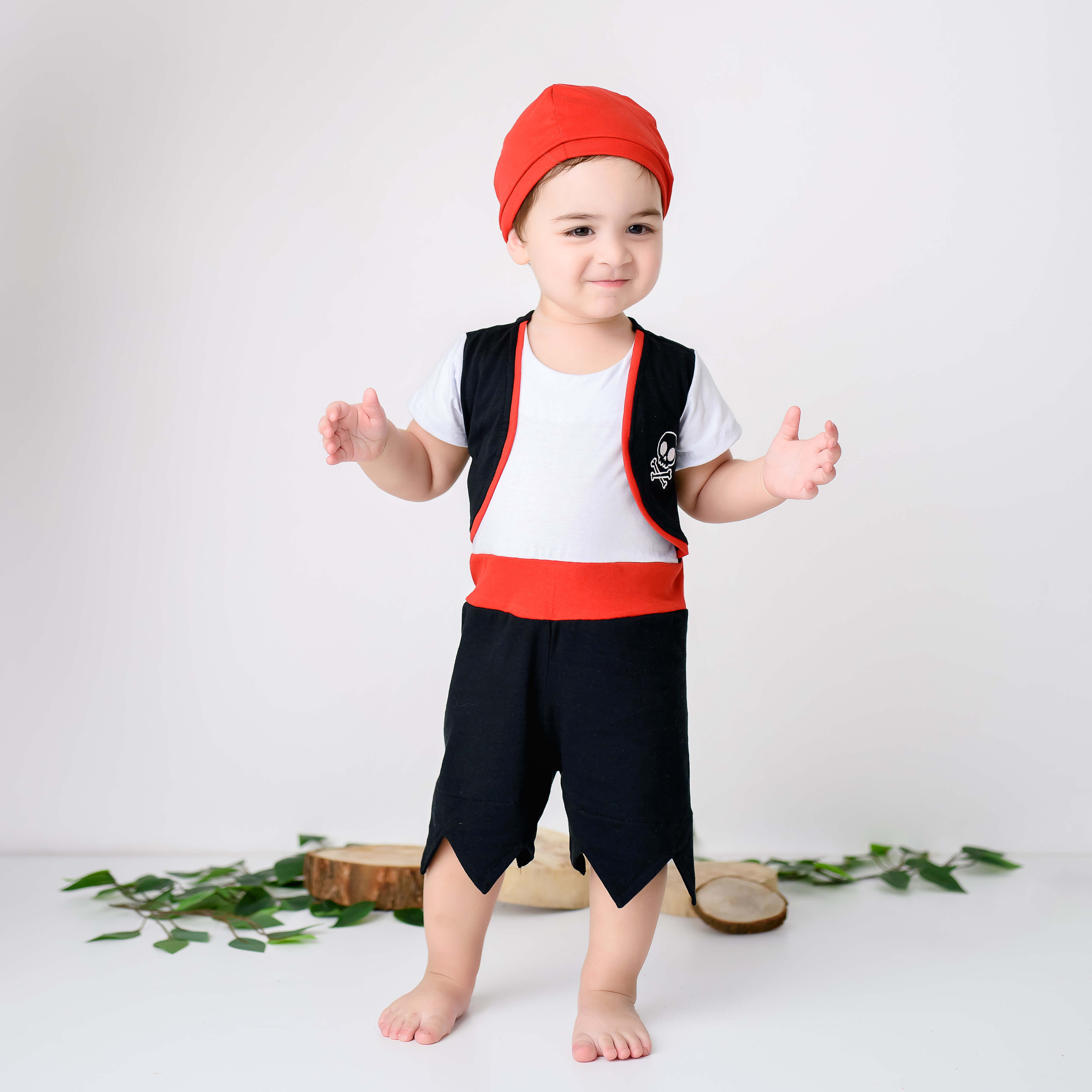 Um menino com uma fantasia de halloween fica em um campo.