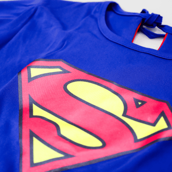 Fantasia Infantil Herói Clássico com Capa Vermelha – Tamanhos 2, 4 e 6